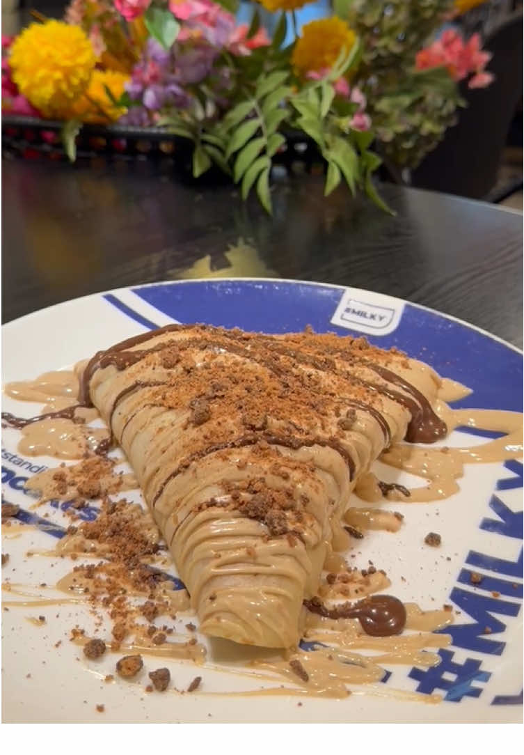 🍽️ Regular crêpe | a la kinder bueno | nutella | strawberries | chocolate chips 📍 Barndesteeg 13, 1012BV Amsterdam #crepes #pancakes #amsterdam #lunch #breakfast 