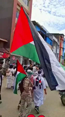 #freepalestina#freepalestina#freepalestina🇵🇸🇮🇩🍉🔥☝✊ Hari Ini Kita Berkumpul Bukan Sekadar Berdiri, Bukan Sekedar Bersuara, Bukan Sekedar Mengangkat Bendera, Tetapi Untuk Menyatakan Sikap, Menyuarakan Nurani Kita Sebagai Manusia, Hentikan Genosida Yang Terjadi Pada Saudara2 Kita Di Palestina, Yang Di Lakukanb Oleh Kebiadaban Zionis Israil Laknatullah..  Ini Tentang Ketidakadilan, Ini Tentang Kebenaran, Ini Tentang Kekerasan, Ini Tentang Kemanusiaan.   Dari Tanah Ambon, Tanah Maluku Tanah Para Pejuang, Tanah Para Syuhada, Kita Kirimkan Doa, Semangat Perjuangan, Dan Suara Kita Untuk Saudara-saudara Kita Di Palestina. Kita Tidak Bisa Mengabaikan Realitas Bahwa Rakyat Palestina Menghadapi Penderitaan Yang Mendalam. Mereka Menghadapi Tantangan Yang Sulit, Termasuk Pembatasan Ruang Gerak, Kekurangan Sumber Daya, Dan Kerugian Jiwa Yang Besar. Mereka Hari Ini Hidup Di Bawah Penjajahan, Di Bawah Penindasan, Di Bawah Serangan Bom Dan Peluru, Meskipun Dunia Masih Banyak Yang Diam Tetapi Mereka Tetap Teguh Mempertahankan Tanah Air Dan Martabatnya. Kita Di Maluku Tahu Bagaimana Rasanya Kehilangan Kedamaian, Kita Tahu Bagaimana Rasanya Hidup Dalam Konflik, Kita Tahu Betapa Berharganya Nilai Persaudaraan. Maka Dari Itu, Dari Ambon, Dari Maluku – Tanah Perdamaian Ini, Kita Bersuara Lantang: Bebaskan Palestina Hentikan Penjajahan, Usir Zionis Israel Dari Tanah Suci Umat Manusia.  Membela Palestina Adalah Membela Kemerdekaan, Membela Keadilan, Membela Kebenaran, Membela Nilai-nilai Kemanusiaan.  Indonesia Sejak Awal Berdiri Berjanji Akan Menentang Segala Bentuk Penjajahan Di Muka Bumi, Karena Itu Tidak Sesuai Dengan Perikemanusiaan Dan Perikeadilan Yang Tercantum Dalam Undang-undang Dasar 1945. Maka Dari Ambon, Dari Maluku, Kita Perkuat Janji Itu: Selama Palestina Belum Merdeka, Maka Kita Tidak Akan Pernah Berhenti Bersuara, Kita Tidak Akan Pernah Berhenti Melawan, Walau Hanya Dengan Doa, Dengan Aksi, Dan Dengan Solidaritas, Dengan Infak Terbaik Kita.  Hari Ini Kita Buktikan: Hati Kita Bersama Palestina Suara Kita Bersama Palestina Doa Kita Bersama Palestina Dan Dari Teluk Ambon, Dari Pulau-pulau Indah Maluku, Kita Kirimkan Pesan Kepada Dunia: Palestina Tidak Sendirian.  Maka, Jangan Pernah Lelah Bersuara Untuk Palestina, Jangan Pernah Lelah Berdoa Untuk Palestina, Jangan  Pernah Lelah Membantu Palestina Dan Jangan Pernah Tinggalkan Palestina.  Karena Kemenangan Palestina Adalah Kemenangan Kita Semua.  Allahu Akbar Allahu Akbar Allahu Akbar Merdeka Palestina Hidup Rakyat Palestina Hancurkan Penjajahan Jayalah Indonesia, Jayalah Maluku, Jayalah Kemanusiaan.