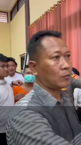 Misteri kematian tragis mahasiswi Universitas Mataram (Unram) di Pantai Nipah, Kecamatan Pemenang akhirnya terkuak.  Polisi menetapkan teman dekat korban, RA (20), mahasiswa asal Labuhan Badas, Sumbawa, sebagai tersangka. Seperti yang diketahui, Korban berinisial MVPN (19), ditemukan tidak bernyawa di tepi pantai pada Selasa (26/8) sekitar pukul 18.00 WITA.  Awalnya, RA hanya dimintai keterangan sebagai saksi. Namun, dari hasil penyelidikan mendalam, RA ditingkatkan statusnya sebagai tersangka. “Pada awalnya, RA kami posisikan sebagai korban. Namun setelah gelar perkara dan pemeriksaan intensif, yang bersangkutan resmi kami tetapkan sebagai tersangka,” ungkap Kapolres Lombok Utara, AKBP Agus Purwanta dalam konferensi pers di Mapolres, Sabtu (20/9). Dia menambahkan, kasus ini mendapatkan perhatian serius karena baik korban maupun pelaku sama-sama berstatus mahasiswa. “Proses hukum akan kami pastikan berjalan transparan dan profesional,” tandasnya. Kasat Reskrim Polres Lombok Utara, AKP Punguan Hutahaean, menjelaskan motif pembunuhan diduga karena penolakan korban saat pelaku berusaha melakukan hubungan intim.  Hasil otopsi menunjukkan adanya luka lecet pada bagian kemaluan korban yang menguatkan dugaan tersebut. “Korban menolak, sehingga tersangka marah. Dia lalu mencekik, menendang, dan membekap korban dengan pasir hingga meninggal dunia,” jelas Punguan. Tidak berhenti di situ, RA sempat mencoba mengelabui polisi dengan membuat skenario seolah dirinya dan korban menjadi korban perampokan.  Akan tetapi dari hasil penyelidikan justru mengarah pada RA sebagai pelaku utama dalam kematian korban. Dalam proses penyidikan, polisi memeriksa 36 saksi, melakukan olah tempat kejadian perkara (TKP). Juga melibatkan ahli kriminologi dan forensik, hingga menggunakan tes poligraf serta pemeriksaan kejiwaan terhadap tersangka. Sejumlah barang bukti juga berhasil diamankan. Di antaranya. laptop, pakaian, perhiasan, sandal milik korban, serta sepeda motor, pakaian, sepatu, dompet, dan barang pribadi milik tersangka.  Polisi juga menyita sebilah bambu, batu berlumur darah, bungkus rokok, handphone, lipstik, parfum, hingga pasir pantai dengan bercak darah. Atas perbuatannya, RA dijerat Pasal 338 KUHP tentang pembunuhan dan/atau Pasal 351 Ayat 3 KUHP tentang penganiayaan yang mengakibatkan kematian, dengan ancaman hukuman maksimal 15 tahun penjara. #lombokpost #lombok #pantainipah 