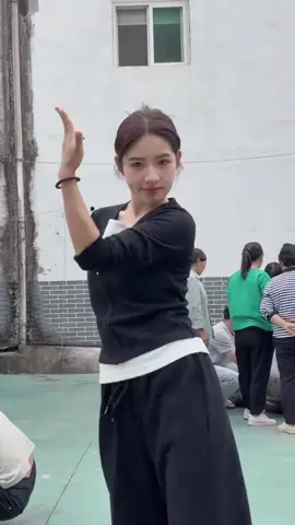 刀马刀马 一边卖货一边跳 #阿梓不可爱 #刀马刀马 #dance #chinesegirl 