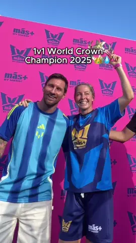 @melrusso_7 is our 1v1 World Crown 2025 Women’s Champ - @leomessi approved 👍 ! @melrusso_7 es nuestra campeona femenina de la 1v1 World Crown 2025 – y ganó la final con @leomessi entre el público 👍 !