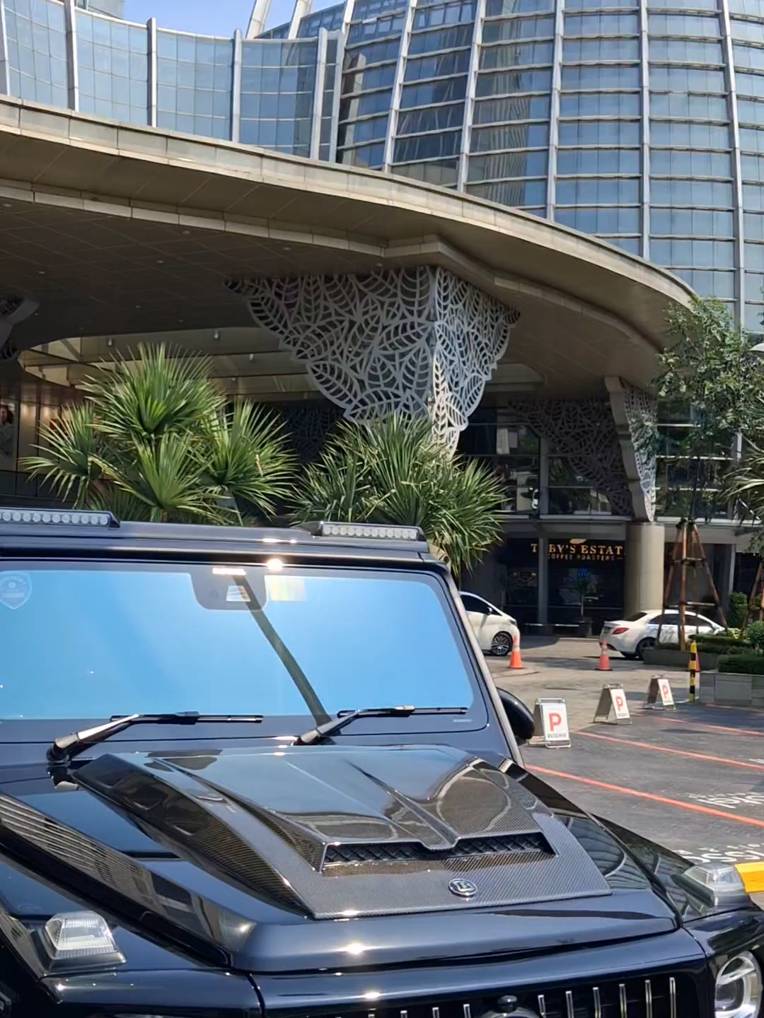 Mercedes Benz G Brabus ini merupakan veris yang lebih tinggi daripada Mercedes Benz G Class biasa dan merupakan unit yang langka juga yang beredar di jalan raya