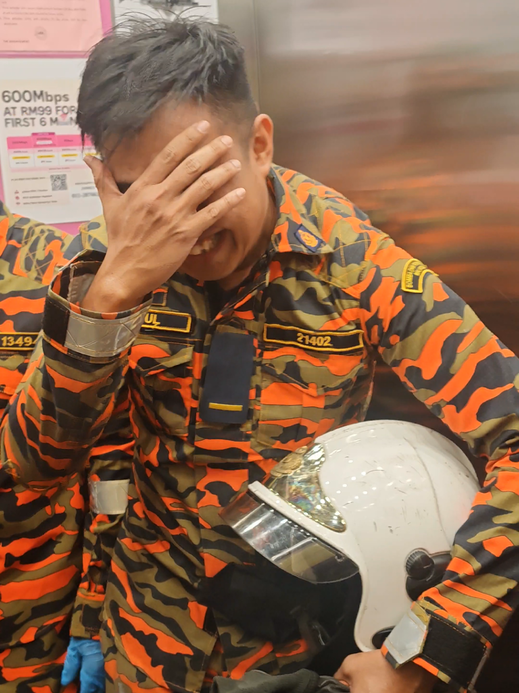 Nasib ada abg security bukakan pintu lift. Cuak jugak, dah semua tersangkut dlam lift. Haha 🤣🤣 #bombamalaysia #trending #foryoupage #fypシ゚viral🖤tiktok #masukberanda 