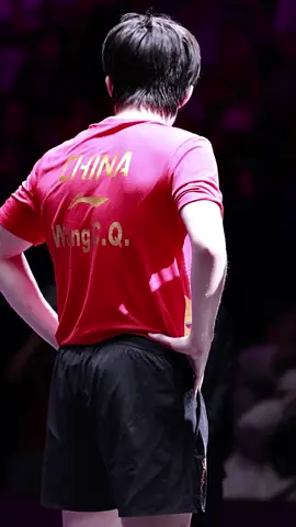 Cưng làm gì mà lau dữ dị ChuQin 🤭🤭 Công nhận là nhõi mau mồ hôi thật lun, mới vào vài quả là nhìn nhõi ướt mưa liền lun 🤣 #wangchuqin🦁 #王楚钦 
