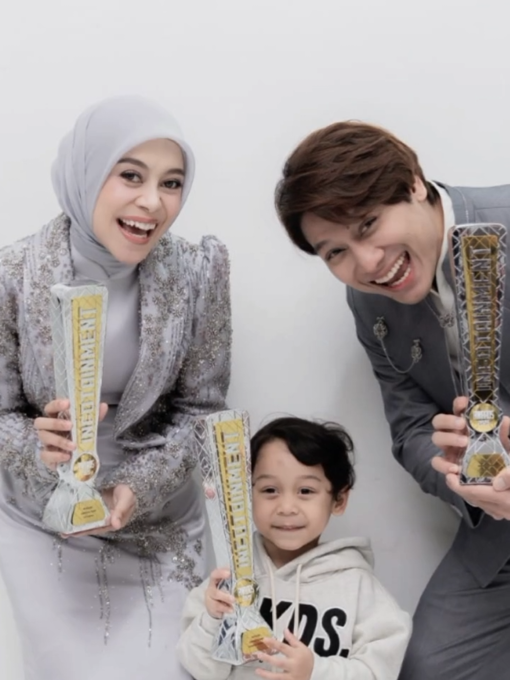 alhamdulillah.. congrats leslar family atas penghargaan nya.. next akan bawa piala lebih banyak lagi .. aamiin🤲🤲 all fans we did it 🔥🔥 #lestikejora #rizkybillar #abangl #fyp #fypシ゚ 