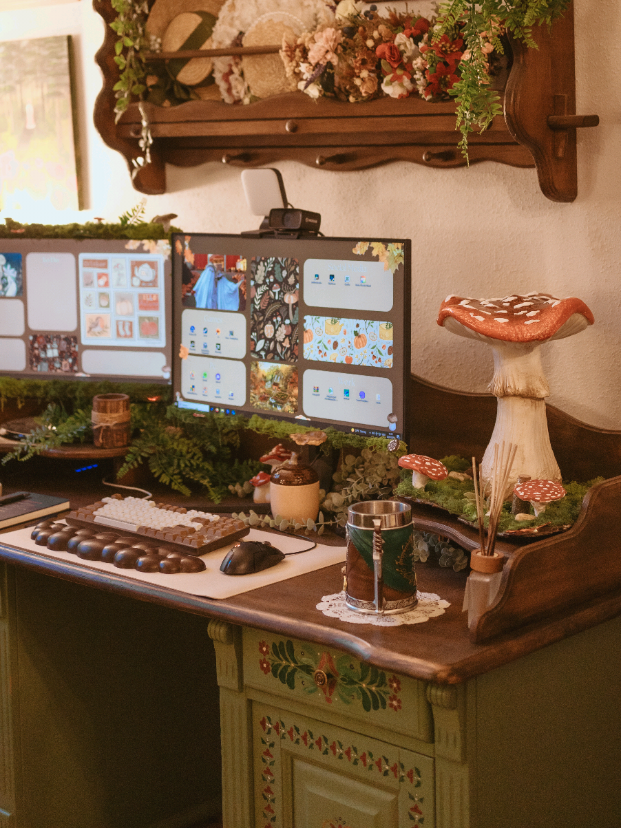 Been slowly changing up my desk over the past little while and I think I’m finally really happy with it 🍄✨ I designed that little mushroom stand myself and added a bunch of moss around it (and even around my monitors lol). It feels so cozy now ... like I’ve got a tiny forest right next to me while I work. Honestly makes sitting down here way more fun #desksetup #hobbitcore #mushroomaesthetic #HomeOfficeGoals #WhimsicalDecor 
