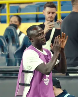 Mr. Sadio Mané giving some water to Al Nassr fans. 💛🇸🇳 #SadioMané #mané #AlNassr #saudiproleague #saudiarabia🇸🇦 