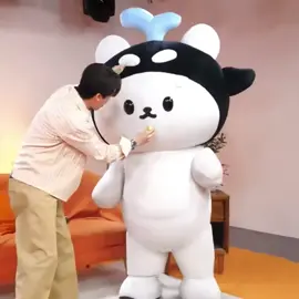 Phorphor New massaging his head in the corner while these duo being so chaotic 🤣🤯 #Tawan_V #ยัยซัง #Polcasan #Newwiee 