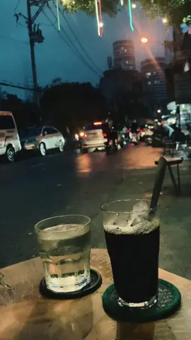 ☕️ Phút tĩnh lặng bên ly cà phê, giữa cuộc đời hối hả… #ongchuu40 #caphe #saigon #binhyen #chill 