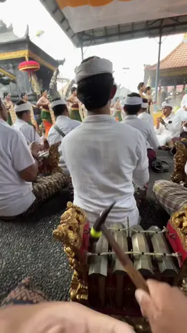 Nyuring Pura Dalem babakan Cekomaria Piodalan ring Rahina Tumpek Landep.                         #bali 