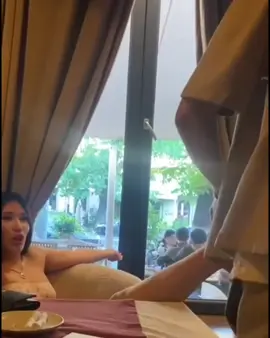В социальных сетях появилось видео с возмутительным поведением посетительницы одного из ресторанов Алматы. На кадрах девушка громко ругается, хамит персоналу и заставляет официанта вытирать ей ноги. В подписи к ролику утверждается, что за подобную «услугу» работнику заплатили 50 тысяч тенге. При этом, судя по манере поведения, девушка могла находиться в состоянии опьянения. Инцидент вызвал бурную реакцию в комментариях: пользователи осудили поступок и назвали его унижением для сотрудников общепита. 🎥 : madina__020408 (TikTok) @kazakh_inform⬅️✅