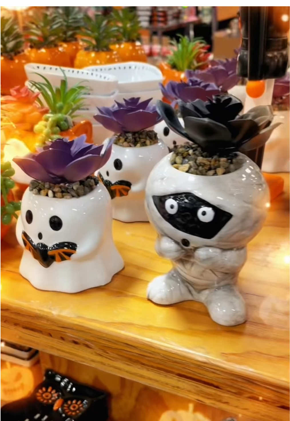 👻🕸️ Porque lo pediste y te escuchamos 🙌… ¡ya está entrando la mercadería de Halloween a Pague Menos! 🎃🔥 Decoración para tu casa, oficina o cualquier espacio: tazas, platos, luces, adornos, guirnaldas y mucho más 🏠✨ 🎉 Recordá que Halloween lo encontrás únicamente en nuestras sucursales de Escazú y Mall San Pedro. 📲 Consultá disponibilidad por WhatsApp al 8510-8792
