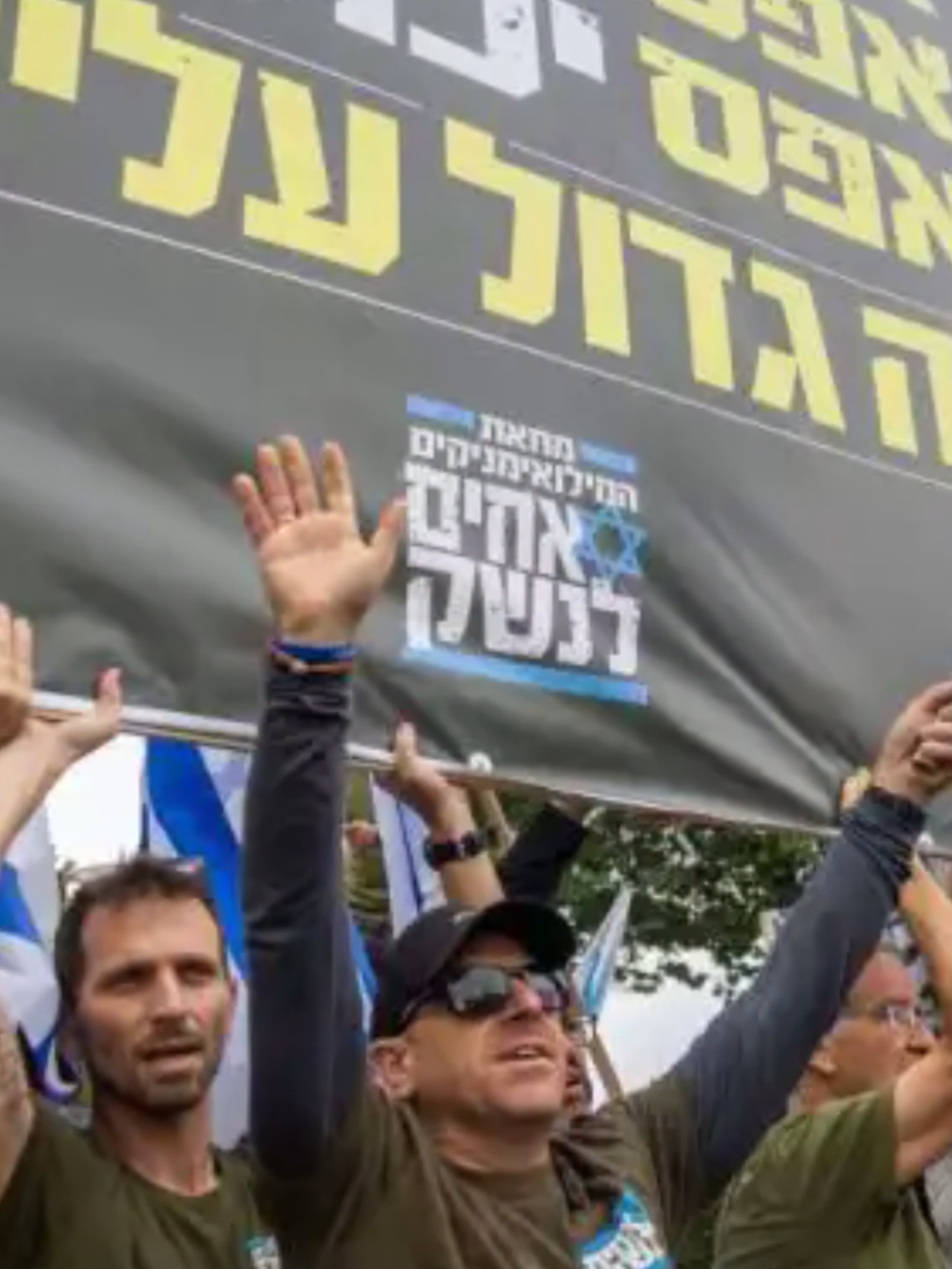 אייל נווה, הציבור מצפה לשמוע אותך. זאת לא חוכמה לשבת באולפן העוטף של רביב דרוקר במקום להתמודד עם השאלות הקשות. אם אתה באמת עומד מאחורי המעשים שלך, תוכיח.  איש המודיעין טל אורנן מזמין אותך לראיון אצלנו בערוץ TOV. עם ישראל מחכה לתשובות. שתפו #ערוץTOV #ערוץטוב #טלאורנן #אחיםלנשק #אילנוה #איילנווה #שבעהבאוקטובר