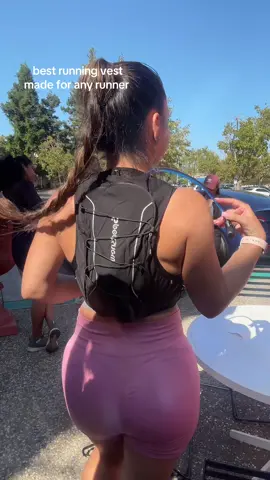 so many different compartments in this thing 😍 #runner #runningessentials #runnergirl #runclub #runningvest 