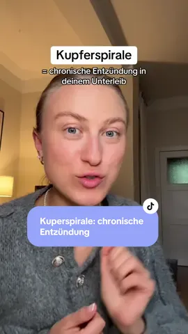 Warum kann ganzheitlich betrachtet ein hoher Kupferwert im Körper kritisch sein? 🤨⤵️ 📌 vorne weg ist mir wichtig zu sagen: ich bin keine Ärztin, sondern schildere lediglich meine eigenen Erfahrungen und nach meiner eigenen Recherche. Meine Videos ersetzen keine Beratung zur Verhütung. Ich möchte auch keine Methode verteufeln, sondern lediglich kritisch hinterfragen, weil mir das oft von medizinische Perspektive fehlt. 🙏🏼  KUPFER in unserm Körper ist grundsätzlich WICHTIG (Energie, Nerven, Immunsystem).  Zu VIEL Kupfer kann aber oxidativen Stress und Entzündung fördern - oft zuerst spürbar im Darm und Lebersystem 🫠 Hast du durch den Kupfer dann einen hohen Entzündungswert im Körper, werden mehr Botenstoffe ausgeschüttet, die SCHMERZEN 🤒 verstärken… 🧑🏼‍⚕️Die Medizin sagt: kupferspirale ist unbedenklich. Ich persönlich hatte damals kein gutes Bauch Gefühl und sie mir nach 2 Wochen wieder ziehen lassen 🫣 Was kannst du TUN, wenn du deinen Körper beim Thema hoher Kupferwert /  Entzündungen im Unterus unterstützen willst? ⤵️ 👉🏼 anti-entzündliche Ernährung, zB viele Omega-3-Fettsäuren einbauen und Kurkuma zu dir nehmen  👉🏼 regelmäßige Bewegung hält den Blutfluss im Becken stabil, was deine Blutung angenehmer machen kann  👉🏼 Zink ist der natürliche Gegenspieler von Kupfer, daher esse: kürbiskerne, cashews, Haferflocken, Kichererbsen, Linsen 👉🏼 Natürlich kannst du auch immer mal einen blutest bei deiner Ärztin machen lassen, um deinen Mineralstoffhaushalt checken zu lassen  💬 Hast du Erfahrungen mit der kupferspirale? Teile es gerne in den Kommentaren  💌 Ich verhüte seit über 4 Jahren hormonfrei & natürlich mit der NFP-Methode und tracke dafür meinen Zyklus, unter anderem meine basal Temperatur. Schreib mir eine DM auf Insta (annikalimbeck), dann erkläre ich dir per DM , wie ich das genauer umsetze 🙏🏼  📌 Folge mir auf IG @annikalimbeck für mehr Tipps für deinen Lifestyle im Einklang mit deinem Zyklus 🧚‍♀️ #kupferspirale #cyclesyncing #zyklusorientiert #hormonfreiverhüten 