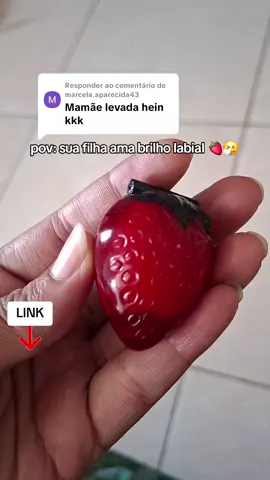 Respondendo a @marcela.aparecida43 Mamãe entregou pra ela e já pegou de volta pra guardar kkkk  #gloss #batom #maedemenina #maquiagem #makeup 
