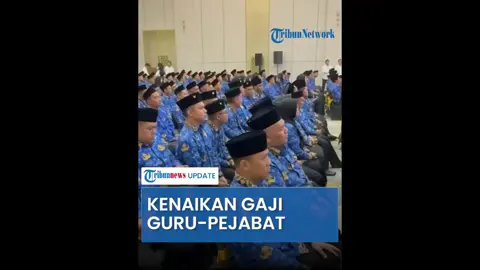 Presiden Prabowo resmi menerbitkan Perpres Nomor 79 Tahun 2025 yang memuat kenaikan gaji untuk guru, dosen, TNI, Polri, hingga pejabat negara. Kebijakan ini menjadi bagian dari pemutakhiran Rencana Kerja Pemerintah 2025 yang diteken pada 30 Juni 2025. Tak hanya soal gaji, Perpres ini juga memuat sejumlah program cepat yang langsung menyentuh masyarakat. Mulai dari makan siang dan susu gratis di sekolah serta pesantren, bantuan gizi untuk balita dan ibu hamil, hingga layanan kesehatan gratis. Selain itu, pemerintah juga menargetkan pembangunan sekolah unggul di setiap kabupaten, renovasi sekolah yang butuh perbaikan, dan rumah sakit lengkap berkualitas. Semua ini jadi langkah nyata untuk meningkatkan kesejahteraan dan kualitas hidup masyarakat. (ist) #PrabowoSubianto #ASN #TNI #Polri #Guru   Ikuti saluran WhatsApp Tribunnews >>> https://whatsapp.com/channel/0029Va4PPlq2kNFiEA5L5l18