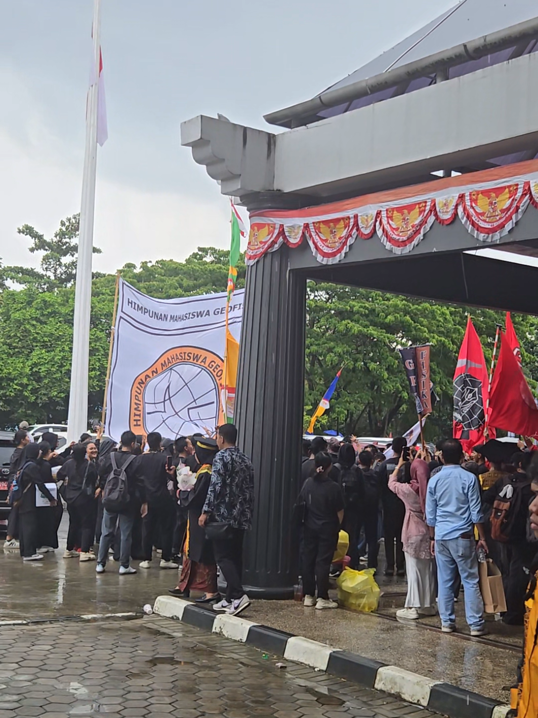 Kerennya Anak Teknik .. Kakak2 nya disambut dong ... Semoga qt semuax makin sukses y.. MasyaAllah .. 🥰😍 Anak Teknik emang keren ...  Solid❤️❤️ . . . #unmul #wisuda2025 #anakteknik #fyp #senat 