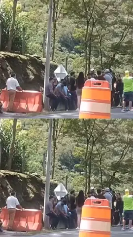 continúa el bloqueo de la vía #Bogotá #villavicencio por manifestaciones #protesta #viaalllano #cierres  https://www.tiktok.com/@las.noticias.de.mai?_t=ZS-8sm0bVCAZyZ&_r 