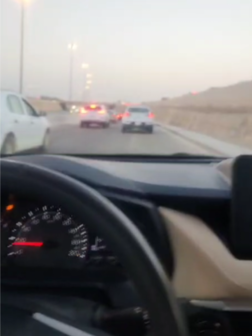 زحمة الرياض… تختبر صبرك قبل سيارتك 🚦🚗 كل يوم قصة جديدة مع الإشارات والازدحام 😂 #الرياض #زحمة #فلوق #يومياتي #كوميديا 