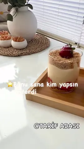 Beyaz çikolata ile zenginleşen muhallebi, arasına gizlenen çilek ve muzla birleşti… İşte karşınızda kaşık kaşık mutluluk veren Magnolia! 🍮✨ Hem pratik hem de romantik bir tatlı… Deneyen bir daha vazgeçemiyor 💖  🍓🍌 Çilekli Muzlu Beyaz Çikolatalı Magnolia Malzemeler Muhallebisi için: 	•	500 ml süt (yarım litre) 	•	1 adet yumurta sarısı 	•	Yarım su bardağı şeker 	•	1,5 yemek kaşığı un 	•	1 yemek kaşığı nişasta 	•	1 paket vanilya 	•	100 ml krema 	•	1 yemek kaşığı tereyağı 	•	80-100 gr beyaz çikolata (eritilmiş ya da parça eklenmiş) Arası için: 	•	1 paket Burçak bisküvi (rondodan geçirilmiş) 	•	1 avuç iri çekilmiş fındık 	•	Dilimlenmiş çilek 🍓 	•	Dilimlenmiş muz 🍌 ⸻ Yapılışı 	1.	Muhallebi için: Süt, yumurta sarısı, şeker, un ve nişastayı tencereye alın. Karıştırarak pişirin, kıvam alınca ocaktan alın. 	2.	Sıcakken içine tereyağı ve vanilyayı ekleyip karıştırın. Ilıyınca beyaz çikolatayı ekleyin, eriyene kadar karıştırın. 	3.	Soğuyunca kremayı ekleyip mikserle 2-3 dakika çırpın, pürüzsüz bir muhallebi elde edin. 	4.	Kaselerin dibine rondodan geçirilmiş Burçak bisküvi + fındık serpin. 	5.	Üzerine muhallebi, çilek ve muz dilimleri ekleyin. Katları tekrar edin. 	6.	En üste muhallebi koyup Burçak bisküvi ve fındık serpiştirin, çilek ile süsleyin. 	7.	Buzdolabında 2-3 saat dinlendirip soğuk servis edin  #mag#magnoliat#tatlıtarifleril#çileklitatlız#muzlutatlık#çikolatalıtatlı 