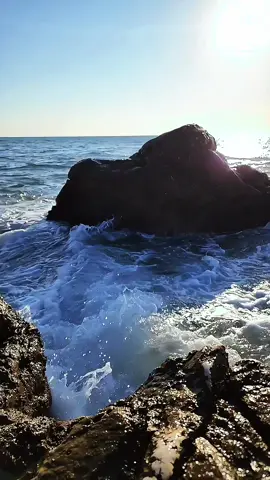 امتلأت روحي ضجيج الامواج ورائحة البحرعلى عتبة الصخور  #pourtoi #fypシ゚ #foryoupage #annaba #coversong 