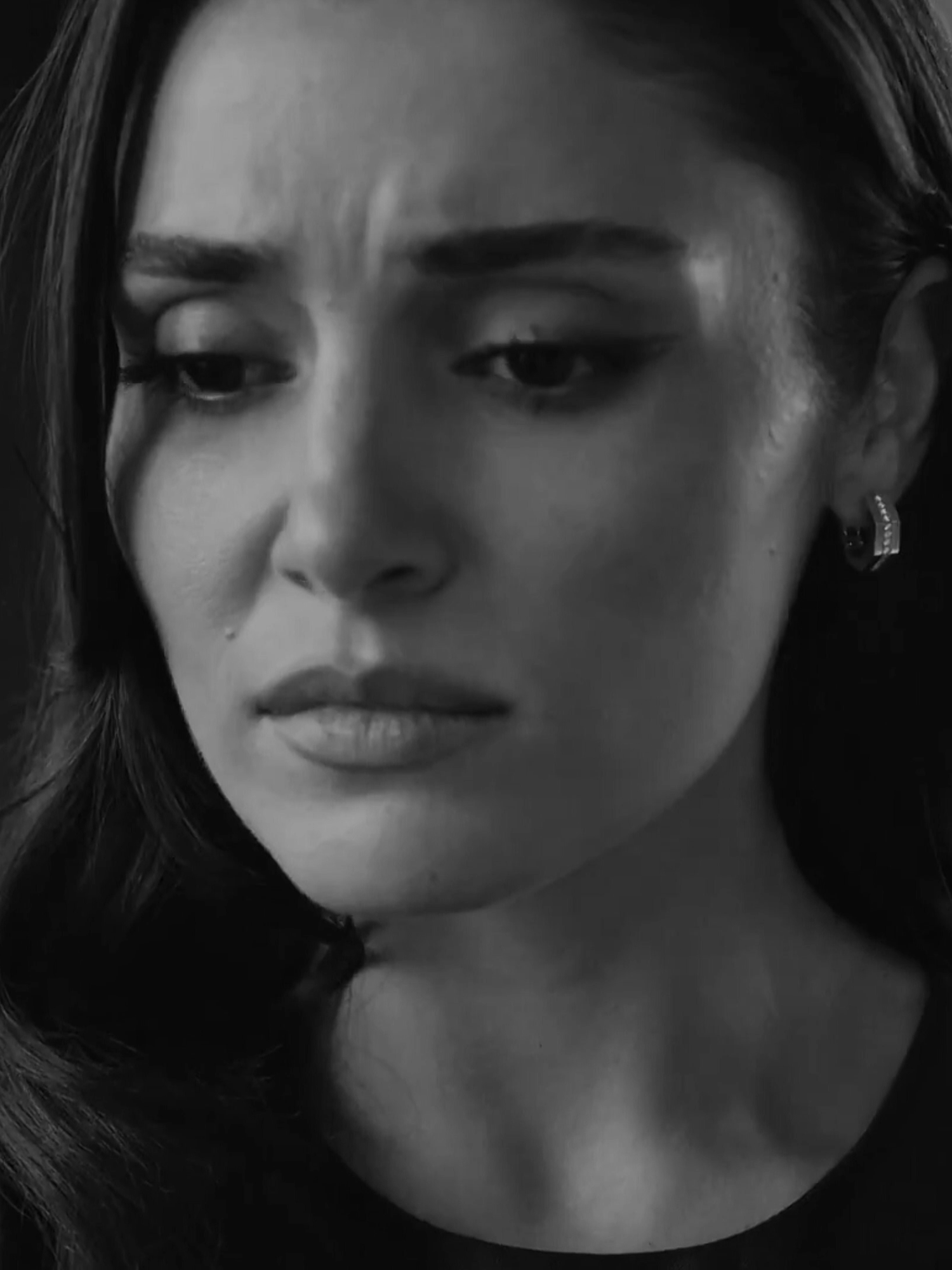meyra dünyanın en yalnız insanları içindir... #queenoftears #aşkvegözyaşı #handeercel #keşfet #fyp