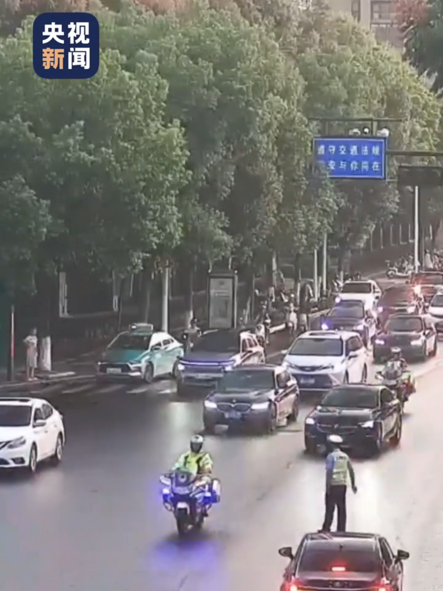 Une femme enceinte perd les eaux, une escorte moto ouvre la route, la maman et son bébé sont en bonne santé. #Chine