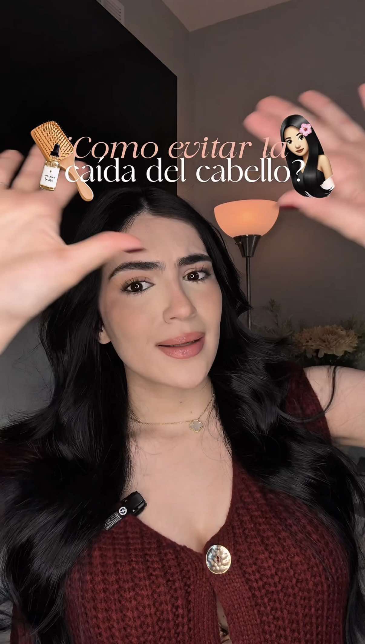 Comenta “yo” y te envío mi rutina anticaída por privado.🧖🏻‍♀️🫧🧴 ¿Cómo evitar la caída o rotura capilar?  Mi ingrediente aliado y cómplice es el romero 🌿 Te explico, el romero es TAN bueno para el cabello porqué mejora la circulación en el cuero cabelludo, tiene acción antioxidante, y ayuda a mantener los folículos más sanos y activos, lo que favorece el crecimiento y reduce la caída.  🔬 En un estudio clínico se comparó el aceite esencial de romero (diluido y aplicado regularmente) con el minoxidil al 2%, un medicamento aprobado contra la caída, y se vio que tras 6 meses ambos dieron resultados similares en crecimiento y densidad capilar, pero el romero causó menos efectos secundarios es decir, NO irritación, NO picazón. 🌿 Ósea, el romero es MI minoxidil natural. 🤍 Eso si, la constancia es clave.  Lo mismo con la biotina, es clave en la salud del cabello porqué participa directamente en la producción de queratina, lo que ayuda a fortalecer los folículos y reducir la fragilidad. En personas con deficiencia de biotina se ha visto que suplementos orales mejoran notablemente la caída y la calidad del cabello. Pero eso debes consultarlo con TU médico de confianza. 🩰 #cabello #cuidadocapilar #rutinacapilar #caidadelcabello #cabellosanoybrillante      