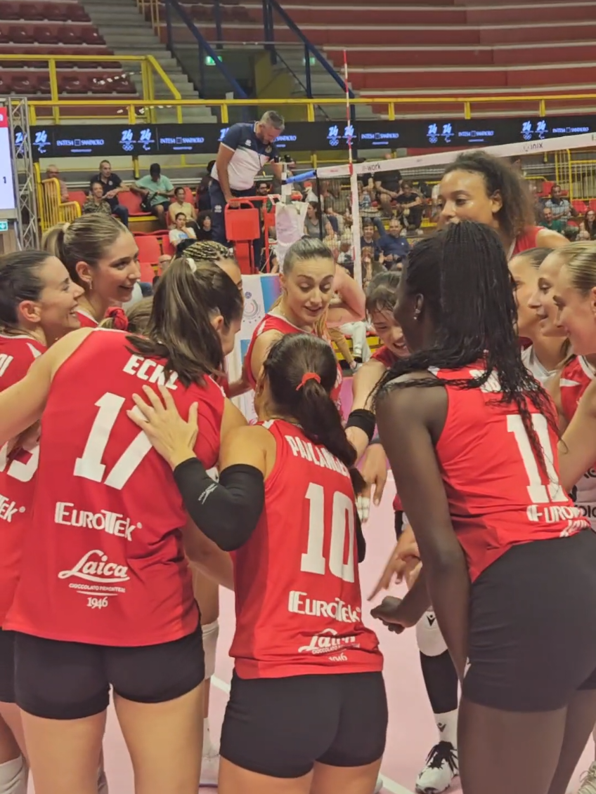 🔥 Derby al Trofeo Mimmo Fusco: la UYBA vola in finale battendo la Futura Volley! 🏐✨   #UYBA #TrofeoMimmoFusco #ForzaFarfalle #highlights