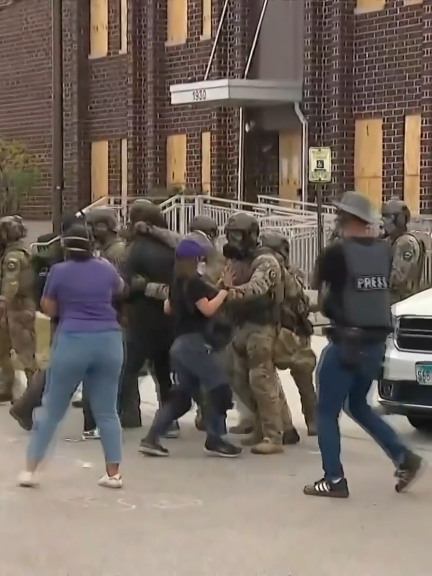 📍 Protesta en contra de la operación ‘Midway Blitz’ en #Chicago se torna en un violento enfrentamiento entre agentes y manifestantes. Segun datos de ICE, más de 400 inmigrantes han sido arrestados en el marco de esta operación.