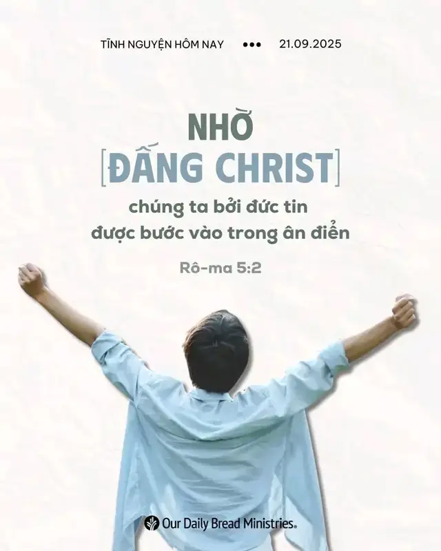 TĨNH NGUYỆN LỜI SỐNG HẰNG NGÀY ✝️ Sự bình an thật không đến từ một sản phẩm hay hoàn cảnh dễ chịu, mà đến từ mối liên hệ được phục hồi với Đức Chúa Trời qua Chúa Jêsus. Dù bạn đang bình yên hay giữa cơn hỗn loạn, sự bình an của Ngài vẫn luôn sẵn sàng cho bạn. Hãy tìm kiếm Chúa là Đấng ban cho chúng ta sự bình an cách trọn vẹn và đời đời. ✨ Hòa Thuận Với Đức Chúa Trời | Tĩnh nguyện Lời Sống Hằng Ngày | 21 Tháng 09, 2025 📌 Đọc Kinh Thánh: Rô-ma 5:1-11 1 Vậy, khi đã được xưng công chính bởi đức tin, chúng ta được hòa thuận với Đức Chúa Trời qua Chúa chúng ta là Đức Chúa Jêsus Christ. 2 Nhờ Ngài, chúng ta bởi đức tin được bước vào trong ân điển nầy, là ân điển mà nhờ đó chúng ta đang đứng vững và vui mừng với hi vọng được hưởng vinh quang của Đức Chúa Trời. 3 Không những thế, chúng ta cũng vui mừng trong gian khổ nữa, vì biết rằng gian khổ sinh ra kiên nhẫn, 4 kiên nhẫn sinh ra nghị lực, nghị lực sinh ra hi vọng, 5 và hi vọng không làm chúng ta hổ thẹn, vì tình thương của Đức Chúa Trời tuôn đổ vào lòng chúng ta bởi Đức Thánh Linh là Đấng đã được ban cho chúng ta. 📌 Câu gốc: Vậy, khi đã được xưng công chính bởi đức tin, chúng ta được hòa thuận với Đức Chúa Trời qua Chúa chúng ta là Đức Chúa Jêsus Christ. Rô-ma 5:1 Khi tôi cùng bạn đến tiệm làm tóc nhân dịp sinh nhật cô ấy, cả hai chúng tôi đều rất thích thú với dịch vụ chăm sóc tại đó. Tiếng nhạc êm dịu và nhân viên niềm nở chào đón chúng tôi bước vào một không gian yên tĩnh với ánh sáng dịu nhẹ. Đó thật sự là một trải nghiệm thư giãn, tĩnh lặng và dễ chịu. Tuy nhiên, tôi phải cố nhịn cười khi nhìn thấy một tấm bảng trên bàn ghi: “Dòng sản phẩm chăm sóc tóc hữu cơ này mang đến cho bạn không chỉ một mái tóc đẹp, mà còn là sự bình an trong tâm hồn.”     Sự bình an trong Chúa đến từ mối quan hệ hòa thuận với Ngài – đó không chỉ là một cảm giác, mà là món quà chúng ta nhận được qua đức tin nơi Đấng Christ. Dù chúng ta cảm thấy gần gũi với Chúa hay không, sự bình an của Ngài vẫn luôn sẵn có cho chúng ta – dù ở tiệm làm tóc hay trong bệnh viện, dù trong những khoảnh khắc yên bình hay giữa cơn hỗn loạn.  ✨ Có khi nào bạn tìm kiếm sự bình an từ hoàn cảnh xung quanh thay vì nơi Chúa không? Lời nhắc nhở về sự hy sinh của Đấng Christ mang đến sự bình an cho bạn như thế nào hôm nay?  ❤ Lạy Chúa Jêsus, cảm tạ Ngài vì đã phó chính thân mình để con được hòa thuận với Chúa Cha và có được sự bình an. ⏩ Chú giải Phao-lô bắt đầu Rô-ma 5 với từ “vậy” để nhấn mạnh điều ông đã nói trước đó: “[chúng ta] đã được xưng công chính bởi đức tin” (c.1); và tiếp tục trình bày những ý nghĩa cụ thể của lẽ thật này trong đời sống người tin Chúa. Những ai được xưng công chính bởi đức tin nơi lời hứa của Đức Chúa Trời qua Chúa Jêsus (xem Rô. 4:13-25) sẽ được hòa thuận với Đức Chúa Trời (5:1), có thể vui mừng trong gian khổ, trưởng thành trong nhân cách, và nhận biết tình thương lớn lao của Đức Chúa Trời (c.3-5).  Sự hòa thuận với Đức Chúa Trời là món quà chúng ta nhận được qua đức tin nơi Đấng Christ – và đó chỉ là khởi đầu của đời sống mới. Sự hòa thuận này là nền tảng giúp chúng ta lớn lên qua gian khổ, khi bám lấy niềm hy vọng về vinh quang tương lai. Sự hòa thuận ấy dạy chúng ta sống giống như Chúa Jêsus – Đấng đã hy sinh mạng sống mình vì yêu thương nhân loại và ban cho chúng ta sự bình an vượt trên hoàn cảnh.  #ourdailybreadministries #odbmvietnam #loisonghangngay #tinhnguyen #tĩnh_nguyện