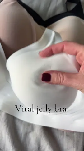 So many women are buying the viral jelly bra! Get yours too! #jellybra #bra #comfortablebra 