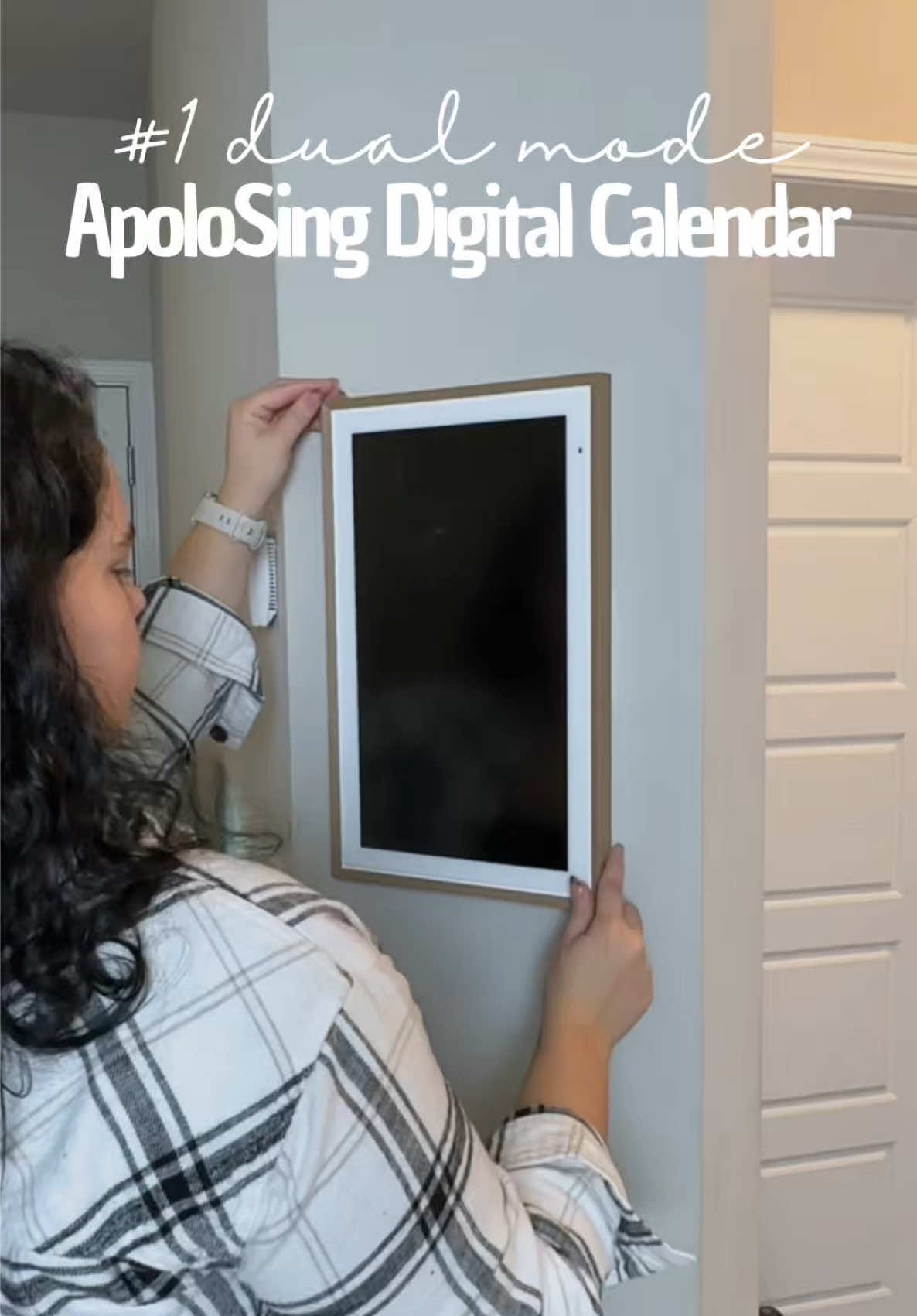 “¿Calendario de papel? ¡Ya no más! 📌 Este calendario digital se conecta con todos en casa, sin membresías, y hasta tiene YouTube y correo. Literalmente lo necesitaba 👏 #organization #apolosigndigitalcalendar” @apolosign_tech