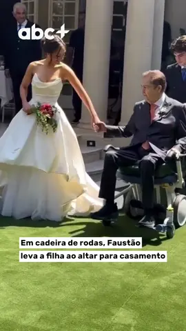 FAUSTÃO | O apresentador Fausto Silva participou da cerimônia de casamento da filha, Lara Silva, neste sábado (20). Vídeos mostram o momento emocionante em que o apresentador leva a noiva até o altar com a ajuda do filho mais novo, Rodrigo. Aos 75 anos de idade e após passar por cirurgias de transplantes de órgãos recentemente, Faustão necessitou de uma cadeira de rodas para auxiliar sua locomoção. 📲 Veja esta e outras notícias em abcmais.com #faustao #faustosilva #casamento #gente #celebridade  