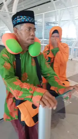 jangan sampai terjadi lagi kasus seperti ini, 3 jama'ah ini terpisah dengan rombongan lainnya san ini kejadiannya di bandara waktu pulang, yang lainnya udah pada take off ini masih malangmang mulungmung, semoga kexepannya Makin baik dan lebih teliti lagi #semuaorang #healing #food #fyppppppppppppppppppppppp #viraltiktok 