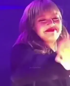 When Lisa is sad, Jennie is always there and protects her🥹🤍🤍 #jenlisa #jenlisarealcouple #jennie #lisa #pyf 