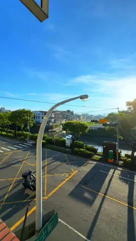 Di luar jendela kamar mas fo'ing kayak gini loh gess😁 #Taiwanvibes #sunrise #mentahanvideo #bahanswmu 