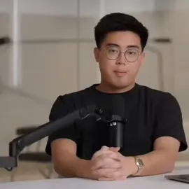 intinya gini👇🏻 Mental nomor 1, jangan MALAS. Pelajari skill, tumpuk skill, jangan mudah bosan (contoh: coding, sales = mendengarkan client). Dunia tidak kekurangan ide, dunia kekurangan orang yang bisa eksekusi. Jangan anggap remeh uang kecil → snowball effect → kerjakan sepenuh hati → timbul rasa percaya diri mendapatkan client. Konsistensi, jangan mudah menyerah. Ditolak 100x atau 1000x? Lanjut lagi. Membuat sistem dari cashflow, membangun tim kecil untuk delegasi, mencari hal yang paling efisien untuk dikerjakan. - Menjaga gaya hidup, be wise, jangan arogan. Pride bisa menutup kritik → keep learning. Hidup stagnant = turun. - Game of compounding satu-satunya cara untuk menjadi kaya. Bisnis jarang bertahan lebih dari 10 tahun. - Challenge your knowledge. #timothyronald #akademicrypto #motivasi 
