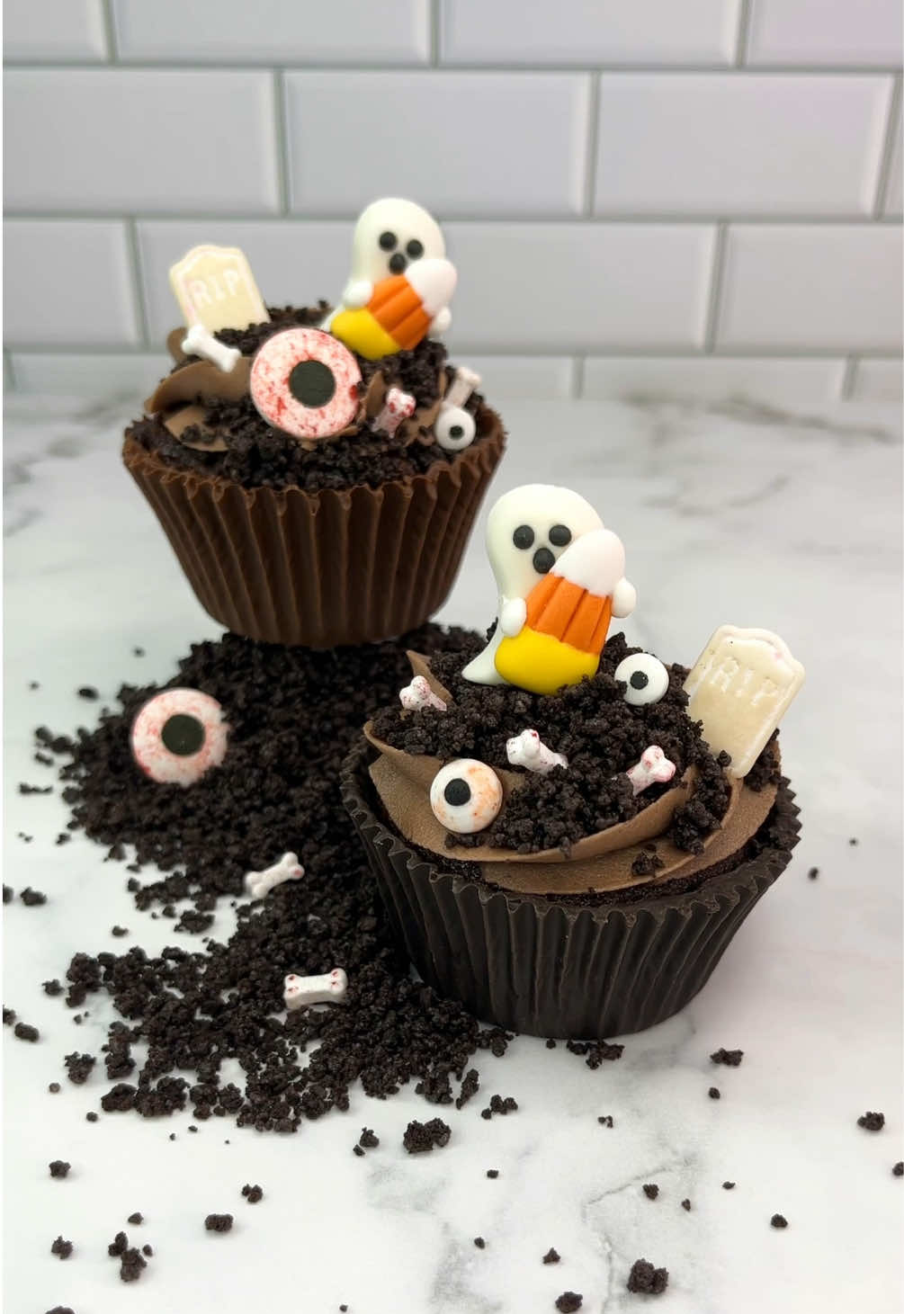 Chocolate wrappers 👻🍫🎃 Yes 🙌🏻 you can eat the lot 🍫🧁 🍫 Add a tbsp of chocolate candy melts to the bottom of a cupcake liner. Use a brush to spread the melts up the sides of the liner. Allow to set at room temperature. 🍫 Add extra chocolate melts and repeat then allow to set in the fridge.  🍫 Remove the paper liner. Use tweezers if it’s difficult to tear the liner. 🍫 Push a baked cupcake  into the chocolate cup. 🍫 Add a swirl of chocolate buttercream and then some crushed Oreo crumbs. 🍫  Add some Halloween decorations to the top and enjoy 💀👻🎃 #HalloweenTreats #cupcake #cakeartist #cakedecorating #cakedbyrach    