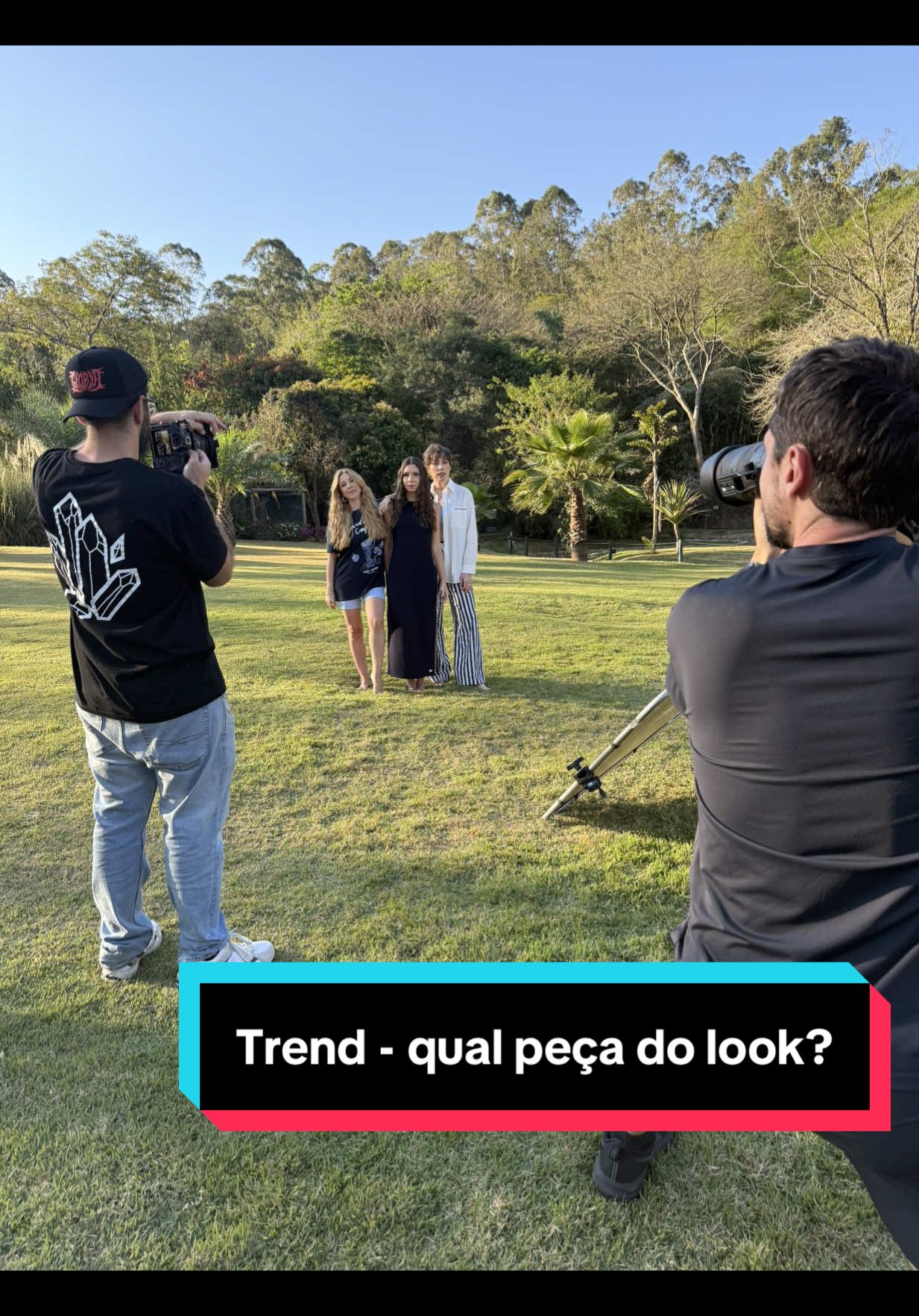 Qual peça vc salvaria do look inteiro que vc está usando? Comecei a gravar e o trabalho nos chamou kkkkk só tem metade da equipe ai.  #look #trend 