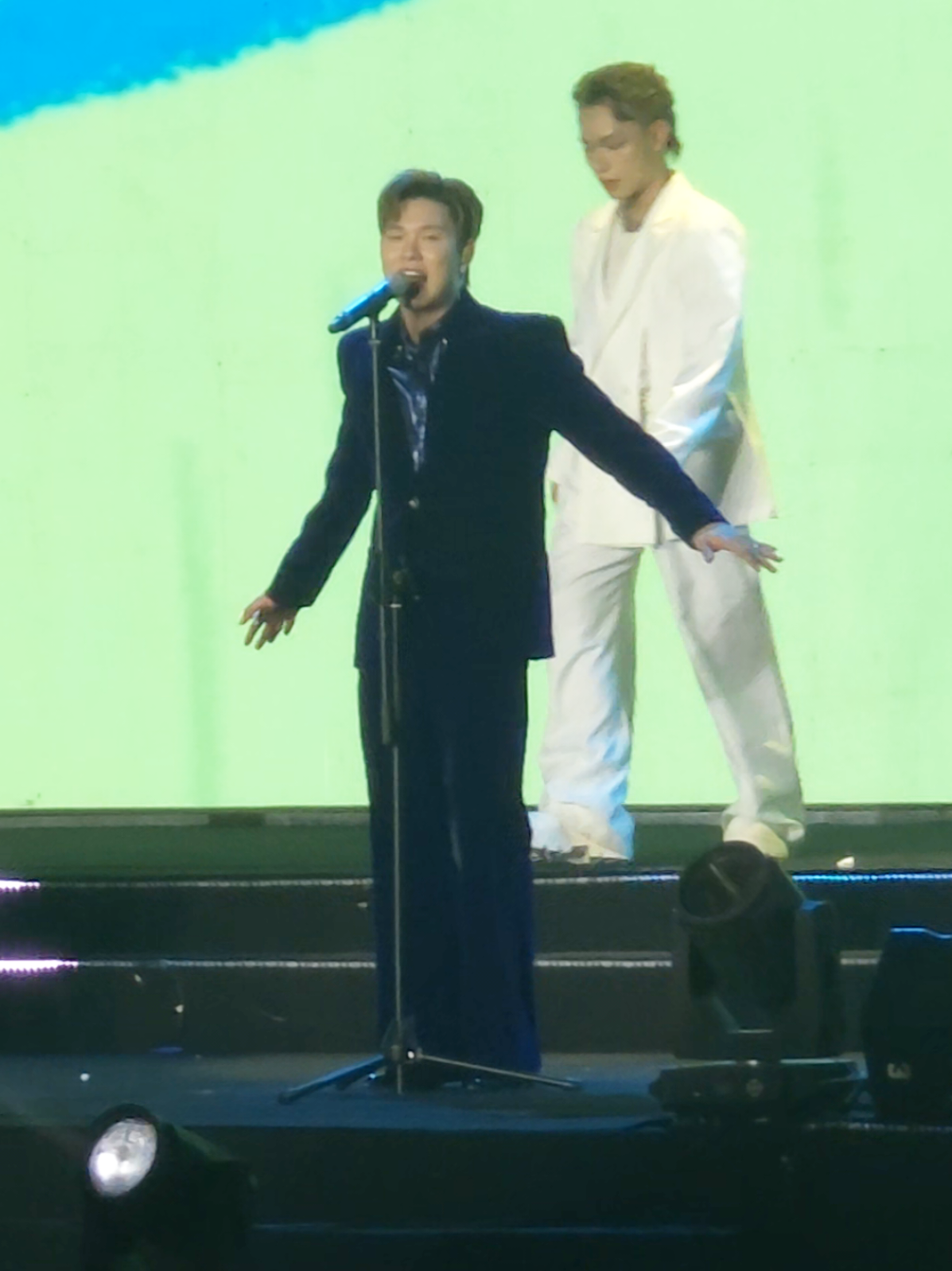 Sao bạn nhỏ sáng tác bài nào lyric nó cũng tình cũng thơ được vậy nhỉ ? Đi fmt về r thì nhà mình stream nhạc cho D thôi #khongthoigian #duongdomic #fanmeeting #domiehomie #xuhuong 