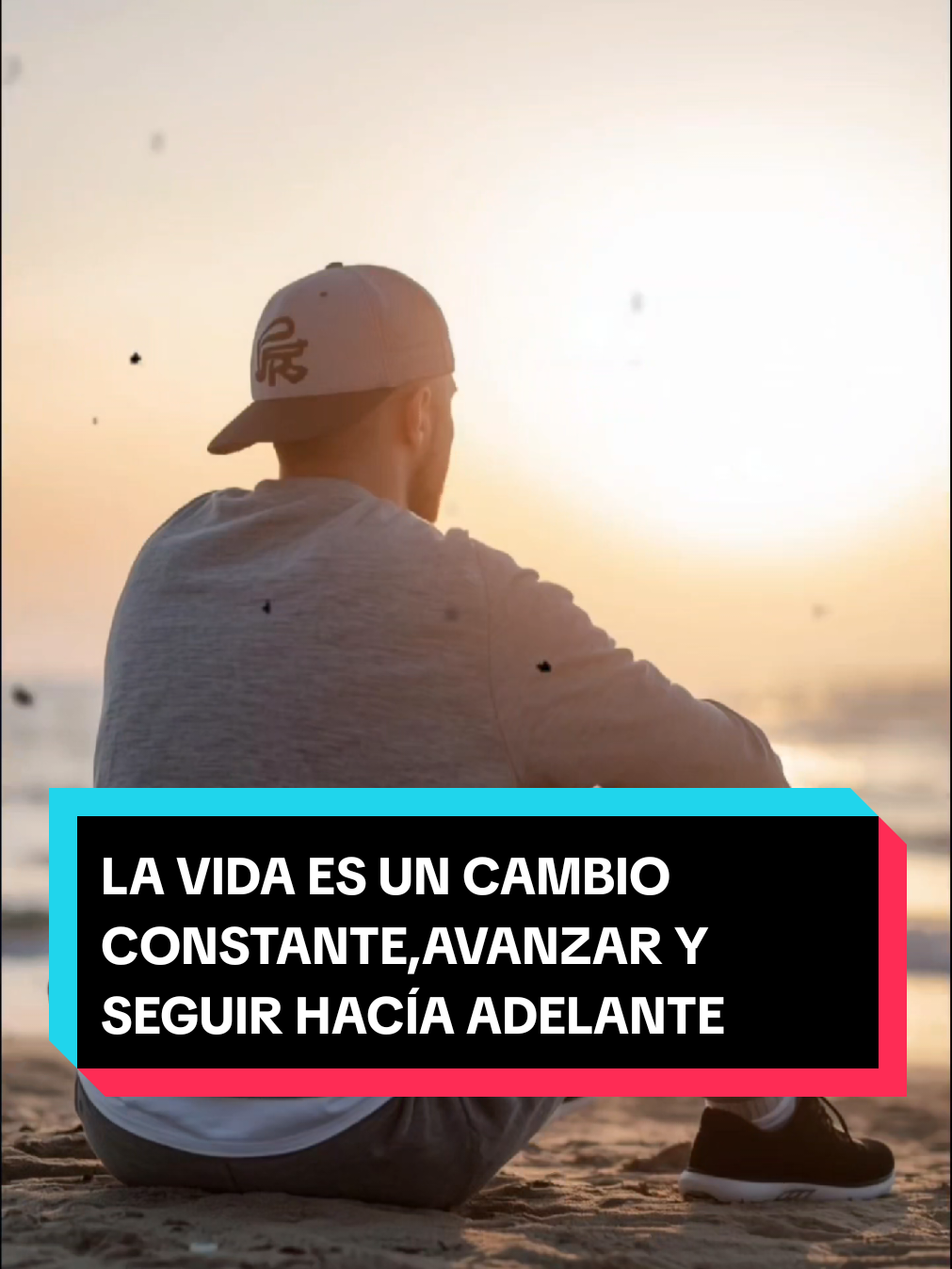 La Bella Metamorfosis de Ser Uno Mismo ​Hay una extraña y silenciosa revelación que llega sin previo aviso. Un día te das cuenta de que la risa de ciertas personas ya no te contagia, sino que te incomoda. Que las conversaciones que antes te llenaban, ahora te vacían. Descubres que la música que amabas ya no resuena en tu alma y que las convicciones que defendías con fuego, hoy las miras con la distancia de un extraño. ​No es una traición a tu pasado, es una declaración de lealtad a tu presente. ​Crecer duele a veces, porque implica soltar. Soltar a la persona que fuiste, que necesitó de esa gente y de esas ideas para sobrevivir y aprender. Honramos a ese antiguo yo, le agradecemos por habernos traído hasta aquí, pero con amor y firmeza, le decimos adiós. Porque sus batallas ya no son las nuestras y su camino ya no es el nuestro. ​Dejar de aceptar lo que antes tolerabas es, quizás, el signo más poderoso de tu evolución. Es el momento en que tu amor propio encuentra su voz y dice 