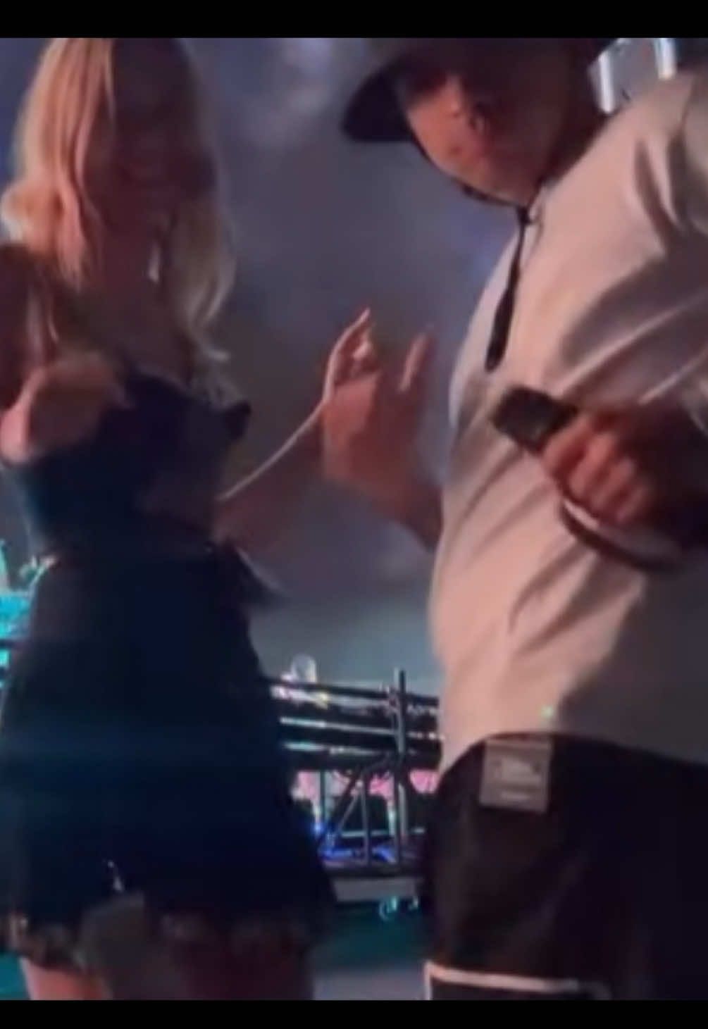 teresa y mateo en el concierto de Gorillaz #trueno #parati #teresaprettel 