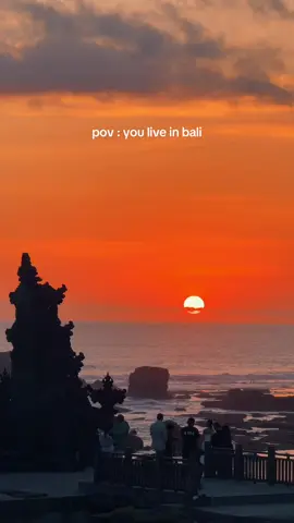 no filter needed. salah satu yg aku suka selama tinggal di bali, bisa bebas nikmatin sunset secantik ini setiap saat ❤️ #sunset #sunsetbali #liveinbali #placetogobali #canggu 