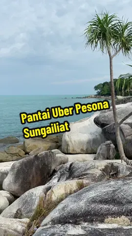 Hari minggu kalian ke pantai mana? Ini salah satu rekomendasi pantai yang cantik di Sungailiat #pantaiuberpesona #pantaisungailiat #wisata #bangkabelitung #fyp 