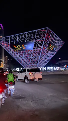 Permisi Numpang lewat ya warga Sumarecon. Videonya boleh diambil buat bahan content para pemula, di izinin. #bekasi #citylights #bekasihits #sumareconbekasi #fyp 