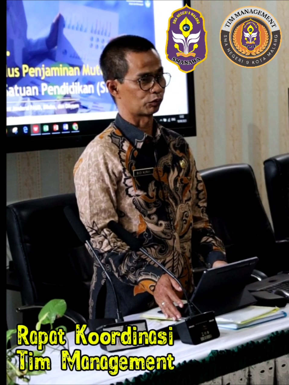 Jumat-nya tim manajemen SMAN 9 Malang! 🤓 Hari ini, kita nongkrong (ya, rapat!) buat ngobrolin strategi anggaran dan rapor mutu sekolah. Semua demi #SMAN9MalangMajuTerus !