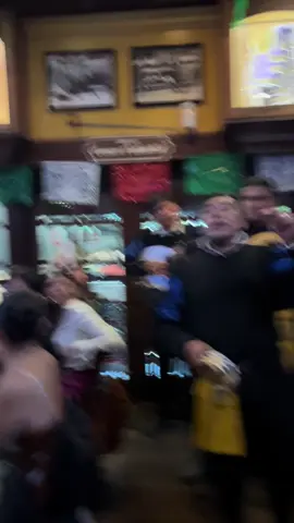 Viva México en un restaurante español algo bien !! #tunauabc #launicaylegendaria #cultura 