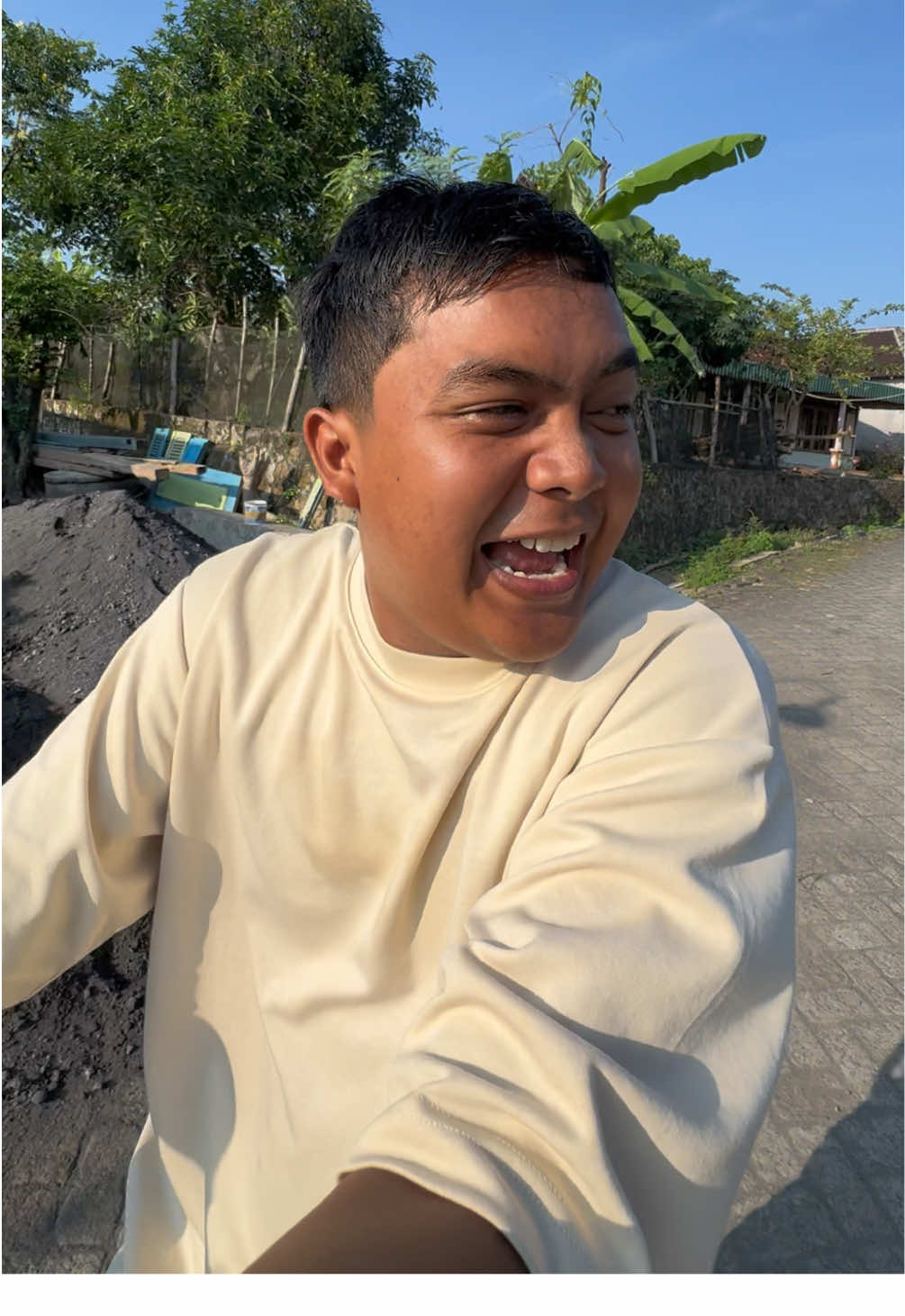 Wong lanang kok wedi karo bojone hahahahaha